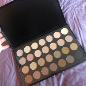 Neutral eyeshadow palette